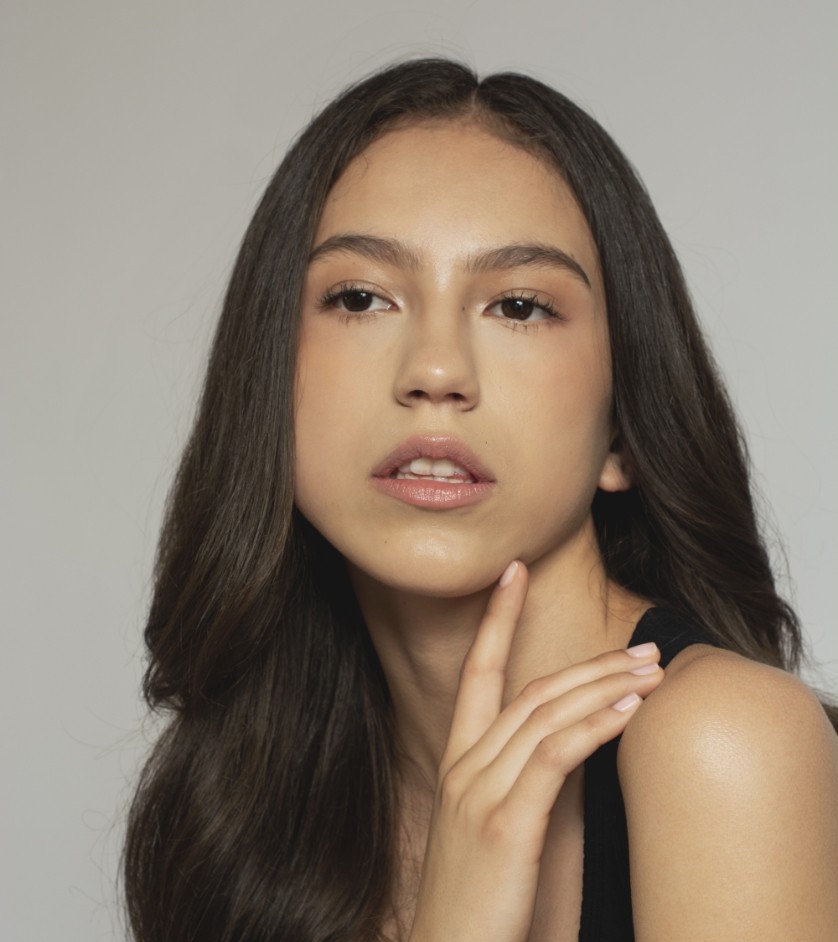 Valentina Faucher, mannequin, portrait en studio avec cheveux longs et lisses, maquillage naturel et pose élégante